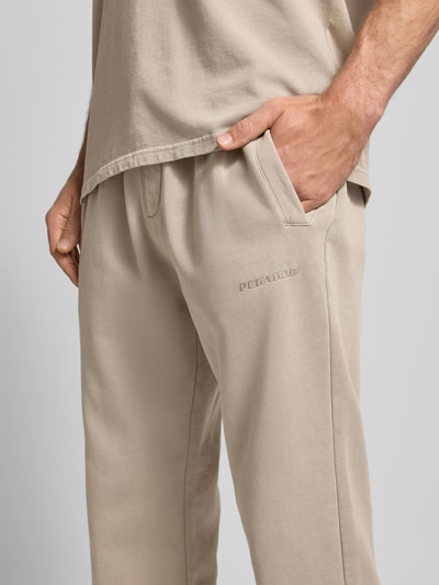 Männermodel trägt Sweathose mit elastischem Bund von Pegador aus Baumwoll-Mix, Label-Stitching, französische Eingrifftaschen, Nahaufnahme Oberkörper.