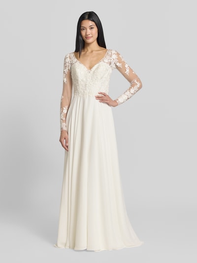 Frauenmodel trägt Brautkleid mit Stitchings und V-Ausschnitt von LUXUAR FASHION, Chiffon, A-Linie, Maxikleid in Creme, Ganzkörperansicht von vorne.