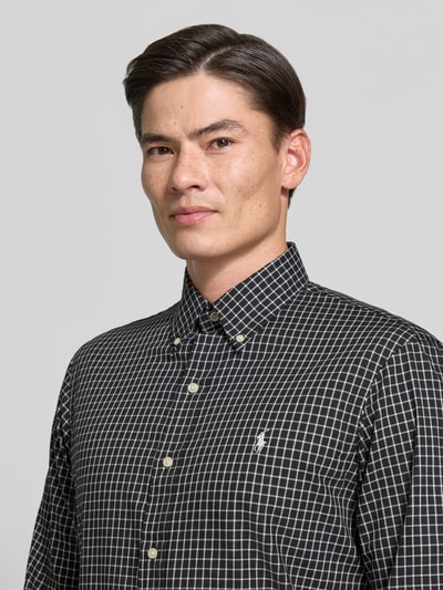 Männermodel trägt Custom Fit Freizeithemd aus reiner Baumwolle von Polo Ralph Lauren in Schwarz mit weißem Karomuster, Nahaufnahme Oberkörper.