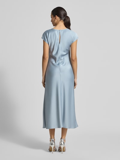 Frauenmodel trägt Cocktailkleid mit Drapierungen von Swing in hellblau, A-Linie, Midikleid, Schlüsselloch-Ausschnitt, Hakenverschluss, Rückseite, Ganzkörperansicht Rückansicht, Rückenlänge 125 cm, Brustweite 40 cm, Größe 36, sanfte Textur.