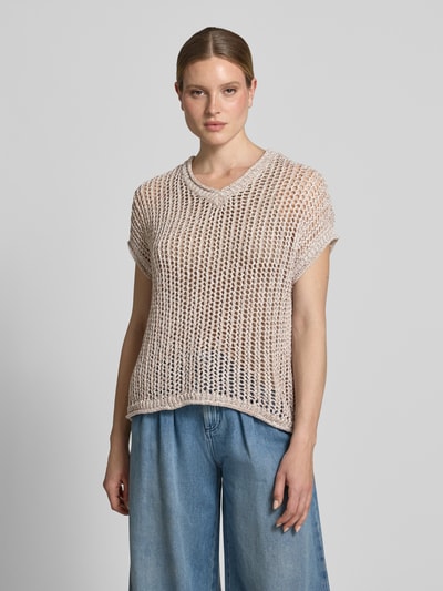 Frauenmodel trägt Pullunder mit V-Ausschnitt Modell 'RUDY' von Soyaconcept, Damen, Baumwoll-Mix, Relaxed-Fit, beige, Ganzkörperansicht von vorne.
