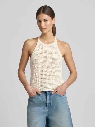 Vrouwenmodel draagt Neckholder met structuurpatroon van Drykorn in puur katoen, slim fit, vetersluiting achter, ruglengte maat S 25 cm, nahaufnahme bovenlichaam.