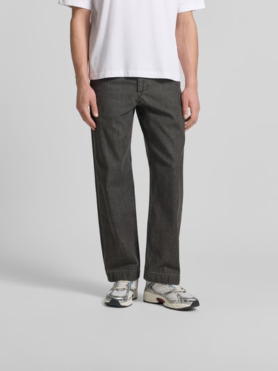 Männermodel trägt Relaxed Fit Jeans aus Baumwoll-Mix von ANNARR in Dunkelgrau, 5-Pocket-Design, weites Bein, Ganzkörperansicht von vorne.