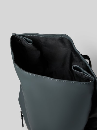 Produktfoto, Rolltop Rucksack mit Reißverschlusstasche von Rains in Dunkelgrau, glatte Oberfläche, Innenansicht, Maße 31 cm Breite, 61 cm Länge, 15 cm Tiefe, verstellbare Schulterriemen, Tragehenkel, Karabinerhaken.