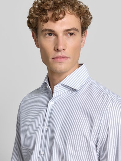 Männermodel trägt wit-blauw gestreept slim fit zakelijk overhemd van katoen model 'Spread Kent' van Seidensticker, Nahaufnahme Oberkörper, Heren Businesshemd von Seidensticker