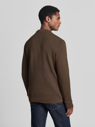 Männermodel trägt Slim Fit Strickpullover Baumwoll-Mix von Lindbergh in Braun, gerippte Optik, Rückenansicht, Nahaufnahme Oberkörper.