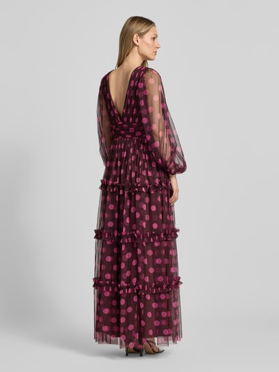 Frauenmodel trägt Maxikleid mit tiefem V-Ausschnitt von LACE & BEADS aus Mesh in A-Linie, Stufen-Look, Taillenband, Rückenlänge 119 cm, Brustweite 37 cm, Ärmellänge 66 cm, lila mit großen Punkten, transparente Textur, Ganzkörperansicht Rückansicht.