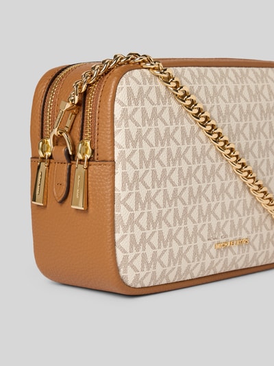 Produktfoto, Umhängetasche mit Label-Detail Modell 'BRYANT' von MICHAEL Michael Kors in Creme und Hellbraun mit Gold Gliederketten-Optik, Hauptfach mit Reißverschluss, Maße: Breite 22 cm, Länge 15 cm, Tiefe 9 cm, Schulterriemen 45 cm