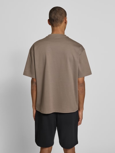 Männermodel trägt Relaxed Fit T-Shirt aus reiner Baumwolle Modell 'DINKEE' von HUGO, unifarben, Jersey-Textur, Ganzkörperansicht Rückansicht.