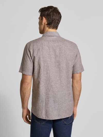 Männermodel trägt Regular Fit Freizeithemd aus Leinen-Baumwoll-Mix von MCNEAL in Braun, Kentkragen, Knopfleiste, Ganzkörperansicht Rückansicht. Rückenlänge bei Größe M: 74 cm, Schulterbreite: 50 cm, Ärmellänge: 25 cm.