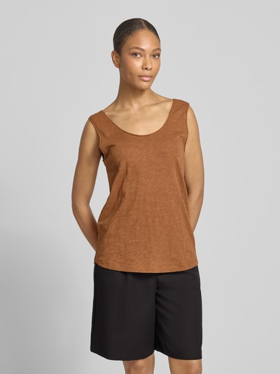 Frauenmodel trägt Regular Fit Top aus reiner Baumwolle von Marc O'Polo in Braun, unifarben, ärmellos, Rundhals, Ganzkörperansicht von vorne.