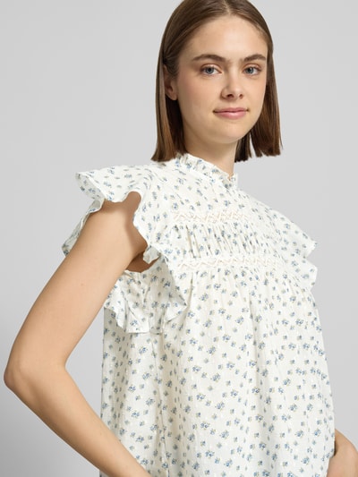 Frauenmodel trägt Regular Fit Blusentop aus reiner Baumwolle Modell 'KATTI' von Only, florales Allover-Muster, Popeline, Nahaufnahme Oberkörper.