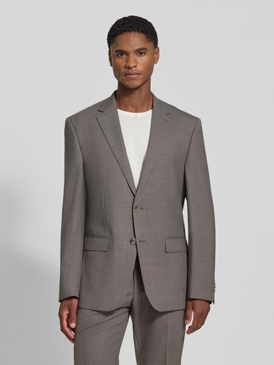 Männermodel trägt Slim Fit Anzug aus Schurwoll-Mix von HECHTER PARIS in Taupe mit Reverskragen, Ganzkörperansicht von vorne.