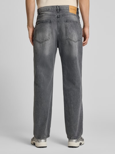 Männermodel trägt Baggy Jeans im 5-Pocket-Design von REVIEW, graue Reine Baumwolle, Lockerer-Schnitt, Ganzkörperansicht Rückansicht.