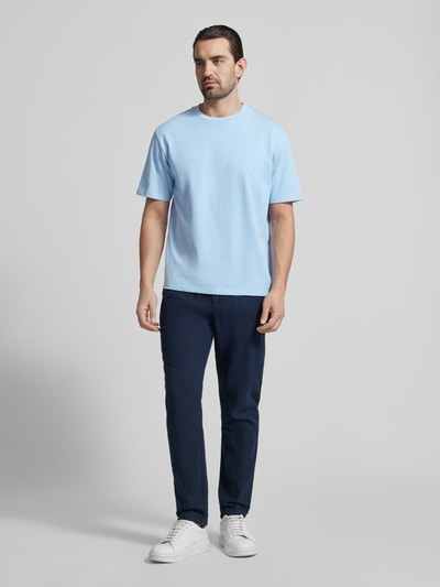 Männermodel trägt Oversized T-Shirt mit Rundhalsausschnitt von Lindbergh in Hellblau aus Baumwolle, Ganzkörperansicht von vorne.