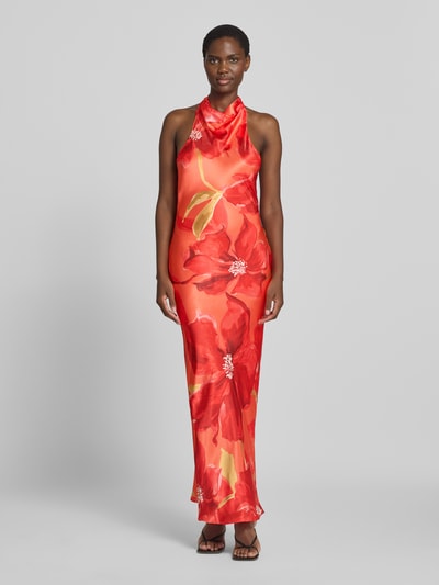 Vrouwenmodel draagt Slim Fit Maxikleid met floralem allover-print van Forever New in rood met bloemenmotief, opstaande kraag, mouwloos design, dames maxi-jurk, ruglengte bij maat 36 is 155 cm, borstwijdte bij maat 36 is 40 cm, all-over bloemenmotief, geheel lichaamsaanzicht van voren