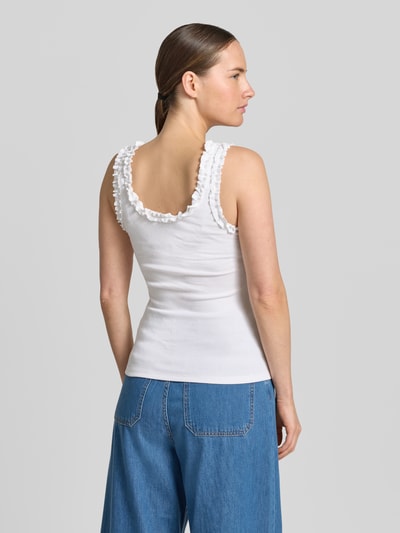 Frauenmodel trägt Trägertop mit Rundhalsausschnitt und Rüschen von Copenhagen Muse aus Baumwoll-Elasthan-Mix, Slim-Fit, Ripp-Optik, Rückenlänge 38 cm, weiße Farbe, Ganzkörperansicht Rückansicht.