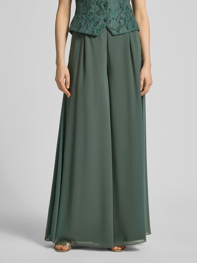 Frauenmodel trägt Wide Fit Hose mit Bundfalten von V by Vera Mont in semitransparentem Grün mit Reißverschluss, Nahaufnahme Unterkörper.