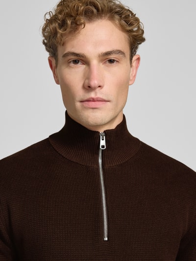 Männermodel trägt Regular Fit Troyer aus reiner Baumwolle Modell 'DANE' von Selected in Dunkelbraun, grobe Strickstruktur, Nahaufnahme Oberkörper, Herren Troyer von Selected.