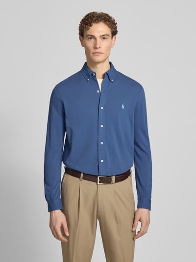 Männermodel trägt Regular Fit Freizeithemd aus reiner Baumwolle von Polo Ralph Lauren, unifarbenes Blau, Knopfleiste, Logo-Stitching, Ganzkörperansicht von vorne.