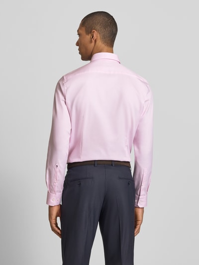 Männermodel trägt Slim Fit Business-Hemd aus bawełna z kołnierzykiem typu kent marki SEIDENSTICKER, krój slim fit, listwa guzikowa, długość tyłu w rozmiarze 40: 77 cm, szerokość ramion w rozmiarze 40: 45 cm, długość rękawów w rozmiarze 40: 67 cm, jasnoróżowy, gładka faktura, Ganzkörperansicht Rückansicht.