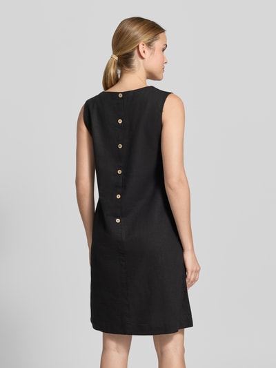 Frauenmodel trägt Knielanges Kleid aus Leinen-Viskose-Mix Modell 'LAVA' von FREE/QUENT, schwarze Farbe, gerader Schnitt, Ganzkörperansicht Rückansicht.
