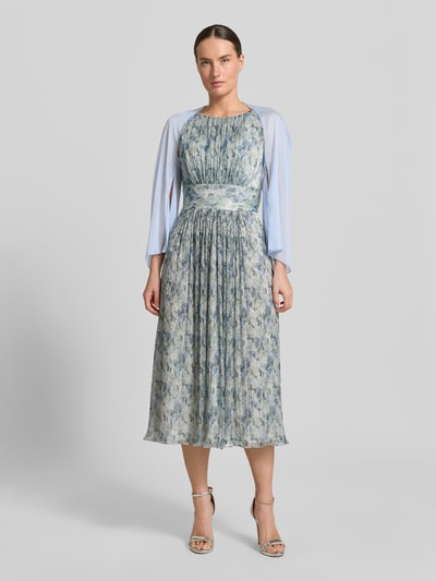 Frauenmodel trägt Semitransparenter Bolero aus fließendem Stoff von Swing aus leichtem Chiffon in Hellblau, Ganzkörperansicht von vorne.