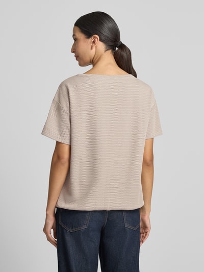 Frauenmodel trägt Regular Fit T-Shirt mit Viskose-Anteil Modell 'NOS JULI' von Betty Barclay, beige Farbe, strukturierte Oberfläche, Ganzkörperansicht Rückansicht, Damen T-Shirt von Betty Barclay.