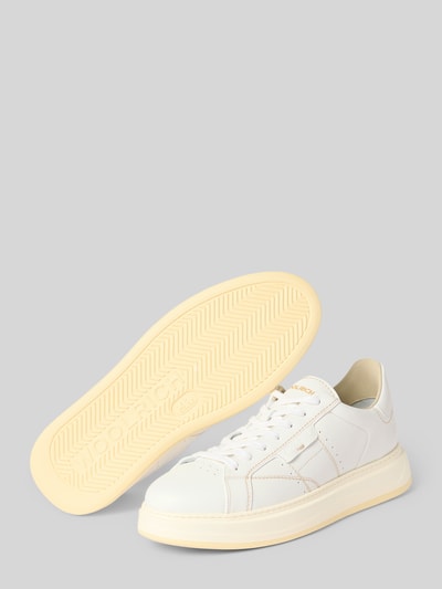 Produktfoto, Sneaker aus Leder mit Schnürung Modell 'ARROW' von Woolrich in Weiß mit abgerundeter Spitze und cremefarbener Sohle, strukturierte Oberfläche