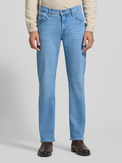 Männermodel trägt Jeans mit Eingrifftaschen Modell 'Clint' von Brax in hellblauem Baumwoll-Mix mit Stretch-Anteil, Regular-Fit, Ganzkörperansicht von vorne. Bundweite 44 cm, Innenbeinlänge 75 cm bei Größe 32/32.