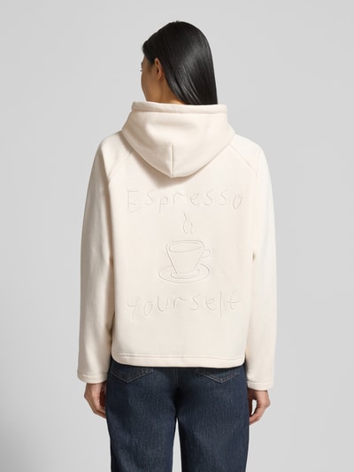 Frauenmodel trägt Hoodie mit Kapuze von Smith and Soul aus Baumwoll-Mix, lockerer Schnitt, Kapuze, Tunnelzug, Statement-Stitching, Ganzkörperansicht Rückansicht.