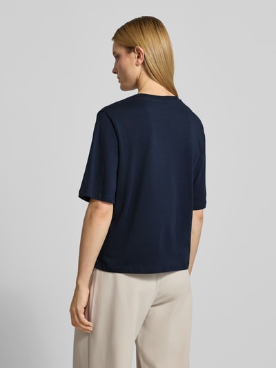 Frauenmodel trägt Boxy Fit T-Shirt aus Bio-Baumwolle Modell 'Derby' von Soyaconcept, Damen T-Shirt, dunkelblau, Rundhalsausschnitt, Rückenlänge bei Größe S 57 cm, Ganzkörperansicht Rückansicht.