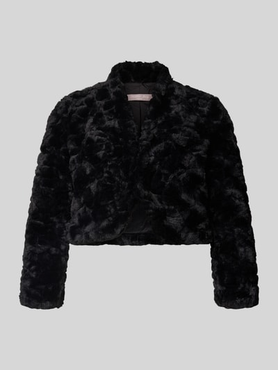 Produktfoto, Cropped Jacke aus Kunstfell mit 3/4-Arm von Christian Berg Cocktail in Schwarz, strukturierte Oberfläche, V-Ausschnitt, Rückenlänge 44 cm bei Größe 36