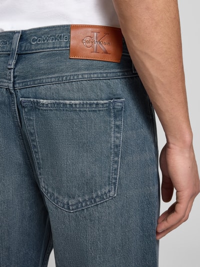 Männermodel trägt Straight Fit Jeans im 5-Pocket-Design Modell 'Ash' von Calvin Klein Jeans aus reiner Baumwolle, Detailaufnahme Rückansicht.