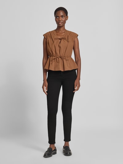 Vrouwenmodel draagt zwarte skinny fit jeans uit mix van katoen en elastaan model 'ELMA BLACK' van OPUS, dames skinny fit jeans, vooraanzicht volledige lichaamsopname.