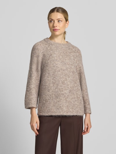 Vrouwenmodel draagt gebreide pullover met Raglanmouwen van FREE/QUENT, materiaalmix met wol, recht model, ronde hals, ruglengte 54 cm, mouwlengte 50 cm, kleur lichtbruin, textuur zacht en pluizig, voorkant bovenlichaam in beeld.