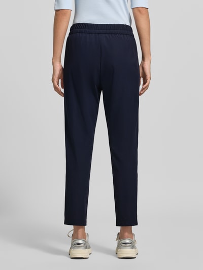 Frauenmodel trägt Hose mit elastischem Bund und Eingrifftaschen von Marc Cain aus Material-Mix mit Stretch-Anteil, Regular Fit, Ganzkörperansicht Rückansicht.