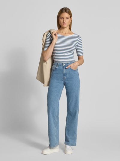 Frauenmodel trägt Slim Fit T-Shirt aus reiner Baumwolle von Marc O'Polo, Optik:Allover-Muster, gestreift, Logo-Print, U-Boot-Ausschnitt, Kurzarm, Ganzkörperansicht von vorne.