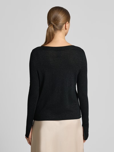Frauenmodel trägt Strickpullover mit geripptem Rundhalsausschnitt von Marc Cain, schwarzer Baumwoll-Mix, Regular Fit, Ganzkörperansicht Rückansicht.