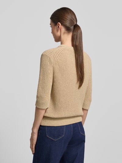 Modelka prezentuje Strickshirt mit 1/2-Arm Modell 'Donousa' od OPUS, beż, krój regular fit, okrągły dekolt, listwa guzikowa, długość tyłu 60 cm, długość rękawów 36 cm, widok całej sylwetki z tyłu.