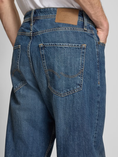 Männermodel trägt Straight Fit Jeans aus Baumwolle Modell 'ALEX ORIGINAL' von Jack & Jones, 5-Pocket-Design, blaue Denimstruktur, Detailaufnahme Rückansicht.