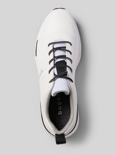 Produktfoto, Sneaker mit Logo-Detail Modell 'Zion' von bugatti in Weiß mit schwarzer Sohle, abgerundete Passform, Profiltextur