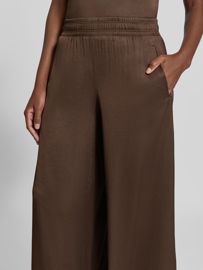 Frauenmodel trägt Hose mit elastischem Bund Modell 'CEILING' von DRYKORN, braun, Wide Leg, Material-Mix mit Stretch, Nahaufnahme Oberkörper.