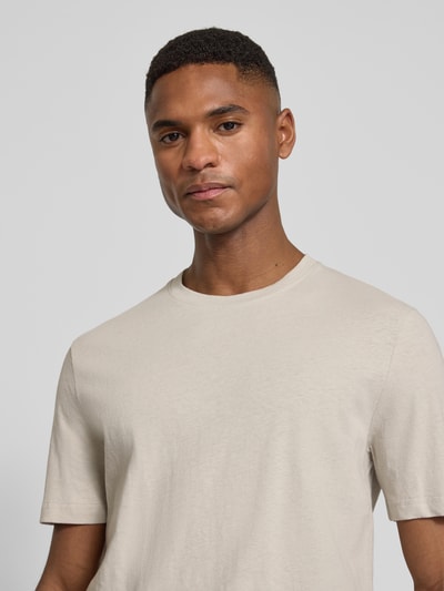 Männermodel trägt T-Shirt mit geripptem Rundhalsausschnitt Modell 'Olaf' von Tiger Of Sweden aus katoenmix, recht model, nahaufnahme oberkörper.