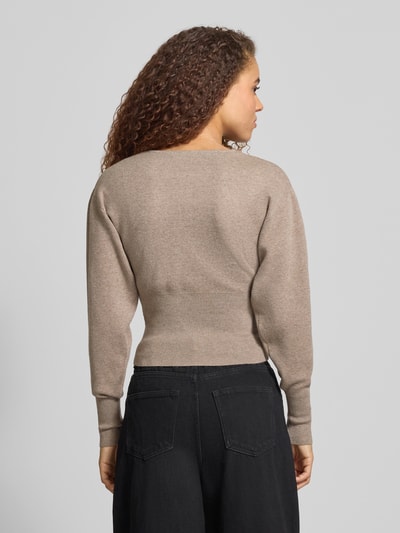 Modelka kobieca nosi Slim Fit Cardigan aus Viskose-Mix od Gina Tricot, krój regular fit, imitacja dzianiny, szerokie i elastyczne wykończenia, okrągły dekolt, długość tyłu w rozmiarze S: 48 cm, długość rękawów w rozmiarze S: 59 cm, widok całej sylwetki z tyłu.