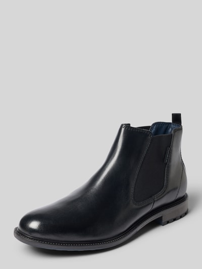 Produktfoto, Chelsea Boots aus echtem Leder Modell "Bonifacio" von bugatti, schwarz, abgerundeter czubek, fakturowana podeszwa, wysokość obcasa: 2 cm w rozmiarze 44, wysokość cholewki: 12 cm w rozmiarze 44, szerokość cholewki: 11 cm w rozmiarze 44