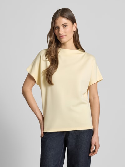 Vrouwenmodel draagt Regular Fit T-Shirt uit elastische viscosemix model Kiline van Someday, lichte gele kleur, staande kraag, volledige vooraanzicht.