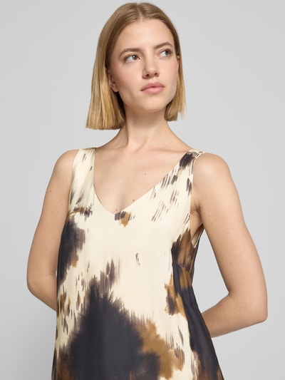 Frauenmodel trägt Midikleid aus Viskose im Allover-Look von Smith and Soul in Creme, Braun und Schwarz, A-Linie, Nahaufnahme Oberkörper.