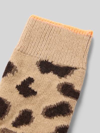 Produktfoto, Socken aus Woll-Mix im Allover-Look von Unio, beiger Grund mit braunen Flecken, elastisches Rippenbündchen, Detailaufnahme