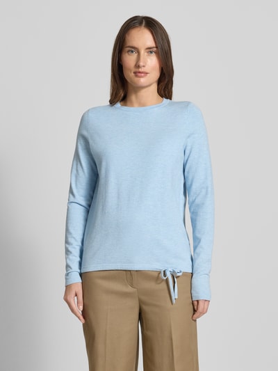 Frauenmodel trägt Strickpullover in Ripp-Optik mit Rundhalsausschnitt von Christian Berg Woman in Hellblau, taillierte Passform, Tunnelzug im Bund, Ganzkörperansicht von vorne.